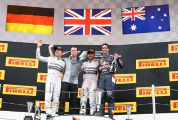 El piloto británico, Lewis Hamilton, del equipo Mercedes (c), junto a su compañero, el alemán Nico Rosberg (i), que fue segundo, y el australiano Daniel Ricciardo, del equipo Red Bull, tercero.