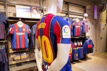 El club catalán ha sacado a la venta la que será la nueva equipación para la temporada que viene (2020/21). Está inspirada en la década de los años 20 del club.