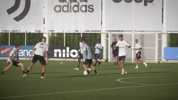 Segundo entrenamietno de Pirlo y Cuadrado ya le pide balones a Arthu