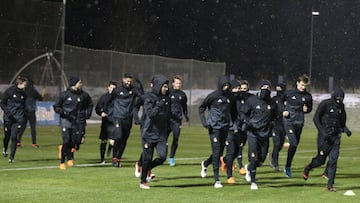 Entrenamiento de la Real ayer en suelo austriaco bajo un intenso fr&iacute;o.