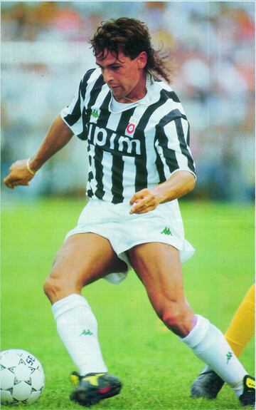 Uno de los mejores jugadores de la historia de Italia, una leyenda total. La Juventus le tuvo durante cinco a?os y le cost¨® casi trece millones. Gan¨® el Bal¨®nde Oro en el 93 y antes de marcharse dej¨® un Scudetto en Tur¨ªn.