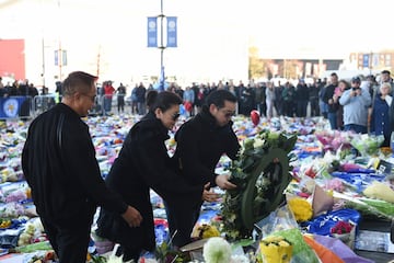 Aiyawatt Srivaddhanaprabha y Aimon Srivaddhanaprabha, el hijo y la esposa del presidente tailandés de Leicester City, Vichai Srivaddhanaprabha.