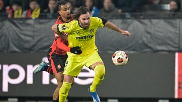 Rennes' French defender #22 Lorenz Assignon fights for the ball with Villarreal's Chilean forward #09 Ben Brereton (R) during the UEFA Europa League group F football match between Stade Rennais (Rennes) and Villarreal CF at the Roazhon Park stadium, in Rennes, western France, on December 14, 2023 (Photo by Damien MEYER / AFP)