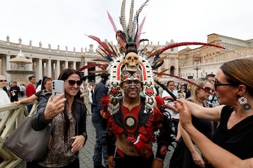 La gente se rene el da en que el Papa Len XIV dirige la oracin del Regina Caeli desde el balcn central (Loggia delle Benedizioni) de la Baslica de San Pedro, en el Vaticano.