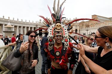 La gente se reúne el día en que el Papa León XIV dirige la oración del Regina Caeli desde el balcón central (Loggia delle Benedizioni) de la Basílica de San Pedro, en el Vaticano.