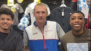 Jérémy Mathieu, junto a dos aficionados que le identificaron como trabajador de Intersport Cabriès, en Francia.