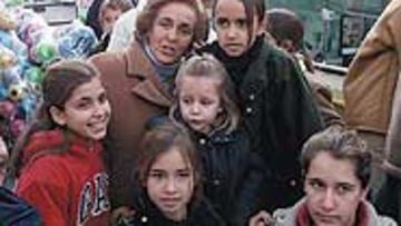 <b>LA PRESIDENTA, EN LA CABALGATA.</b> Teresa Rivero cumplió ayer con la tradición, con aquella que establece que debe asistir junto a sus nietos en la Cabalgata de Reyes de Vallecas. Algunos jugadores acompañaron a la presidenta.