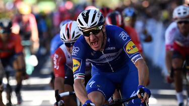 Elia Viviani al cruzar la línea de meta durante una etapa del tour.