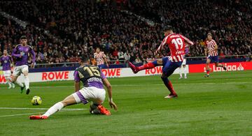 El delantero rojiblanco, Álvaro Morata, marca el 1-0 al Real Valladolid. 