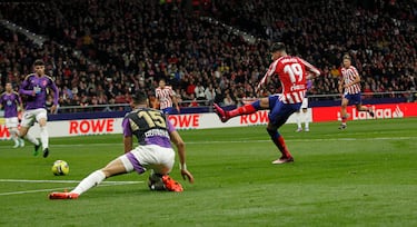 El delantero rojiblanco, Álvaro Morata, marca el 1-0 al Real Valladolid. 