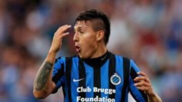 Nicolás Castillo ingresó en el segundo tiempo y recibió amarilla en el Brujas.