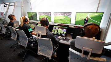 Bibiana "Bibi" Steinhaus (2nd L),40, Germany's first female referee in its first soccer division Bundesliga, and referee Thorben Siewer (L) are seen during a media workshop at the German Football League (DFL) video assistant referee (VAR) centre in Cologne, Germany, August 5, 2019. REUTERS/Wolfgang Rattay SALA DEL VAR EN LA LIGA ALEMANA