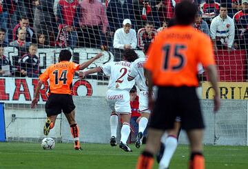 El Valencia se proclamó campeón de Liga matemáticamente tras ganar en el Sánchez Pizjuán, el 9 de mayo de 2004 con goles de Vicente y Baraja. Era su segundo título en tres temporadas.