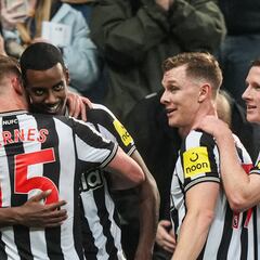 Isak brilla, el Newcastle se apaga