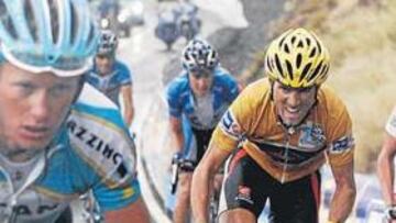 <b>HACHAZO. </b>Alexander Vinokourov, en uno de sus demarrajes en plena ascensión a Calar Alto. Tras él, Valverde y Carlos Sastre.