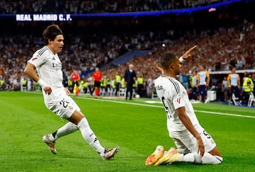 Soccer Football - LaLiga - Real Madrid v Real Betis - Santiago Bernabeu, Madrid, Spain - September 1, 2024  Real Madrid's Kylian Mbappe celebrates scoring their first goal with Real Madrid's Fran Garcia REUTERS/Susana Vera