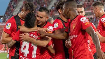 GRAF8060. PALMA, 13/06/2019.- El jugador del Mallorca Leo Suárez (i) celebra con sus compañeros el gol marcado al Albacete, durante el encuentro de ida de la fase de promoción a Primera División que se disputa esta noche en el