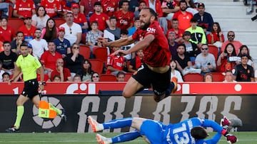 PALMA DE MALLORCA, 01/05/2023.- El delantero albanés del Mallorca Vedat Muriqi (arriba) intenta superar a Julen Agirrezabala, guaedameta del Athletic Club, durante el partido correspondiente a la jornada 32 de LaLiga Santander que RCD Mallorca y Athletic Club de Bilbao disputan este lunes en el Visit Mallorca Estadi de Palma. EFE/ Cati Cladera
