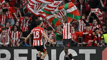 Athletic Bilbao's Spanish forward #10 Nico Williams (R) celebrates scoring his team's third goal during the UEFA Europa League last 16 second leg football match between Athletic Club Bilbao and AS Roma at the San Mames stadium in Bilbao, on March 13, 2025. (Photo by ANDER GILLENEA / AFP)