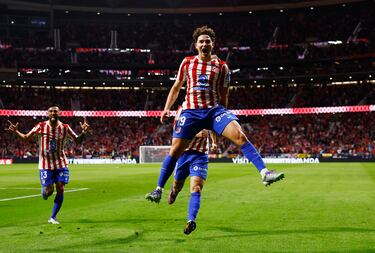 3-2. Julián Álvarez celebra su el tanto de la victoria y el tercer de su cuenta particular.