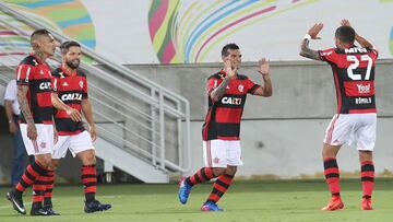 Miguel Trauco celebra un gol con el Flamengo.