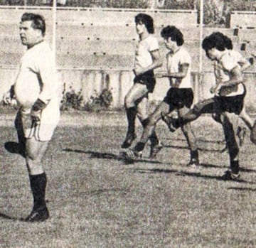 El mejor futbolista húngaro de todos los tiempos, en los años 70, pasó por la banca de Colo Colo. Su ciclo fue breve, a raíz de los bajos resultados.