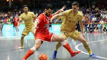 Waltinho trata de proteger el balón ante Carlos Ortiz durante la Copa del Rey 2023.