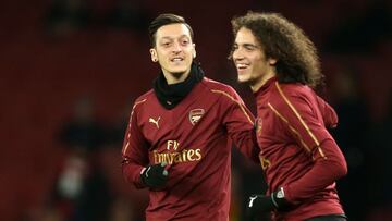 Mesut Ozil y Matteo Guendouzi.