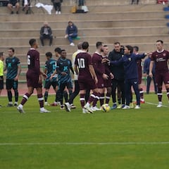 El Almería-Hearts se suspende por una tangana a puñetazos