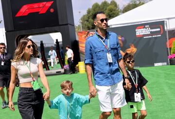 El futbolista del FC Barcelona Sergio Busquets con su esposa, Elena Galera, y sus hijos visitan el Circuito de Montmeló.