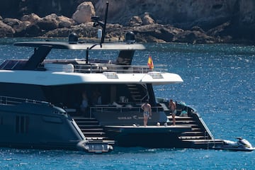 El tenista espa?ol se recupera de su lesi車n abdominal, que le oblig車 a abandonar el Grand Slam brit芍nico, en las aguas de la isla balear a bordo de un barco y rodeado de amigos.
