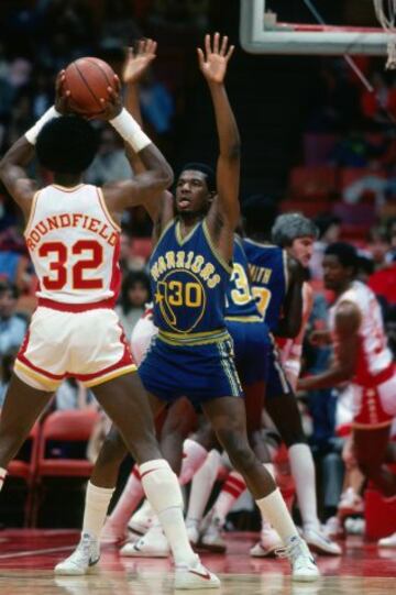 Bernard King de los  Golden State Warriors defendiendo en un partido contra los Atlanta Hawks en 1983