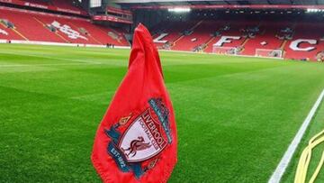 Imagen de Anfield, el estadio del Liverpool, vacío y a pie de campo desde uno de los corners.