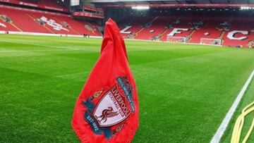 Imagen de Anfield, el estadio del Liverpool, vac&iacute;o y a pie de campo desde uno de los corners.