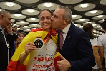 Francsico Bl¨¢zquez (presidente de la RFEB) con Silvia Navarro.