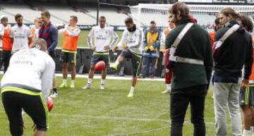 Cristiano Ronaldo pelotea con un balón de fútbol australiano.