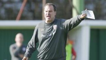 <b>NO HAY RELAX. </b>Marcelo Bielsa, lista en mano, estuvo muy activo en el entrenamiento de ayer.