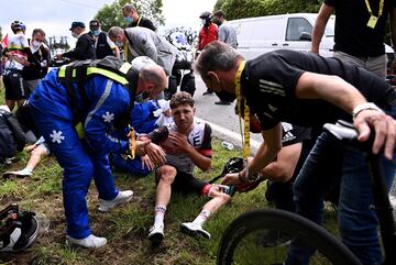 Las ca¨ªdas han sido protagonistas de la primera etapa del Tour de Francia 2021, una de ellas por culpa de una pancarta de una espectadora. El corredor de Jumbo-Visma, Tony Martin, choc¨® con una espectadora que sosten¨ªa un cartel, lo que provoc¨® que numerosos corredores se fueran al suelo. La segunda ca¨ªda fue a 5 km de la meta cuando un corredor se fue al lateral provocando que varios corredores salieran catapultados.