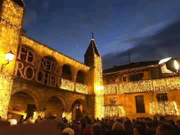 Así de bonito lució la iluminación del pueblo zamorano de Puebla de Sanabria durante el ensayo general tras ganar el concurso navideño de Ferrero Rocher para ser la localidad mejor iluminada de España. 