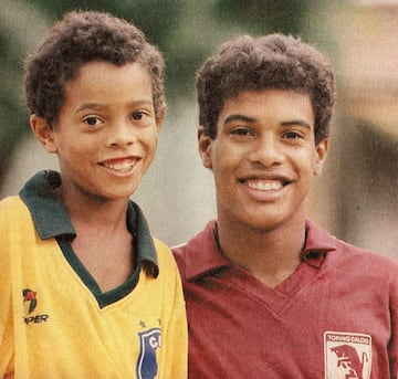 Tras la partida de su padre, el pequeño Ronaldinho encontró refugio en su hermano Roberto, quien en todo momento fue su mano derecha, su compañero de vida, su amigo.
