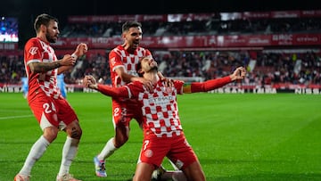 GIRONA, 05/05/2025.- El delantero del Girona Cristhian Stuani (d) celebra tras marcar ante el Mallorca, durante el partido de LaLiga de fútbol que Girona FC y Real Mallorca disputan este lunes en el estadio de Montilivi. EFE/Siu Wu