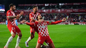 GIRONA, 05/05/2025.- El delantero del Girona Cristhian Stuani (d) celebra tras marcar ante el Mallorca, durante el partido de LaLiga de fútbol que Girona FC y Real Mallorca disputan este lunes en el estadio de Montilivi. EFE/Siu Wu