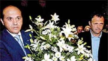 <B>DÍA FESTIVO</B>. La plantilla en pleno y el Consejo de Administración acudió ayer a la Catedral para postrarse ante la Virgen de los Reyes.