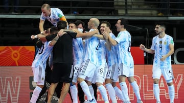KAUNAS, LITHUANIA - SEPTEMBER 26: Players of Argentina celebrate after winning the penalty shoot out following the FIFA Futsal World Cup 2021 Quarter Final match between Football Union of Russia and Argentina at Kaunas Arena on September 26, 2021 in Kauna