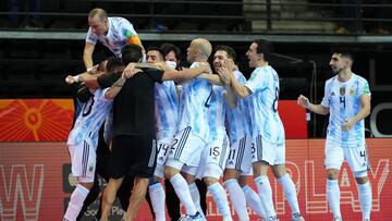 KAUNAS, LITHUANIA - SEPTEMBER 26: Players of Argentina celebrate after winning the penalty shoot out following the FIFA Futsal World Cup 2021 Quarter Final match between Football Union of Russia and Argentina at Kaunas Arena on September 26, 2021 in Kauna