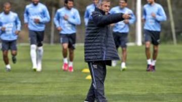 Tabárez confirmó a Giménez y a Godín en el once titular