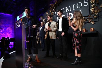 Jorge Penades recogiendo el premio ICON Volskwagen a la innovacion y al diseño por parte de Alberto García, director de marketing de Volkswagen.