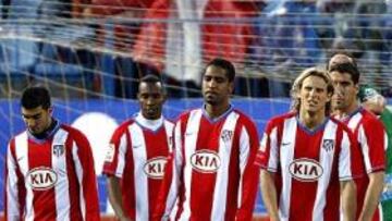 <b>GRAVE PATINAZO. </b>Reyes, Perea, Cléber Santana, Forlán, Raúl García y Maxi, desolados tras el segundo gol del Betis, un golpe del que el Atlético ya no se recuperó.