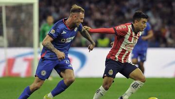 Cruz Azul's Rodolfo Rotondi (L) vies for the ball with Guadalajara's Fernando Beltran during the Mexican Clausura tournament football match between Cruz Azul and Guadalajara at Azteca stadium in Mexico City on March 2, 2024 (Photo by VICTOR CRUZ / AFP)