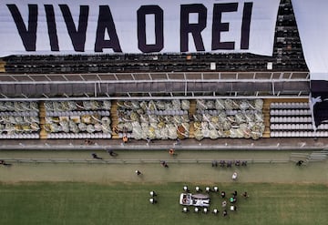 Vista general mientras el ataúd de la leyenda del fútbol brasileño Pelé se mueve desde el círculo central del estadio Vila Belmiro de su antiguo club Santos.